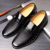 Zapatos de Cuero Nuevos para Hombre Resistentes al Desgaste Antideslizantes Verano y Otoño 2025 Zapatos de Vestir Formales Huecos Punta Redonda Slip-On Piel de Vaca de Primera Capa