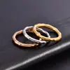 Anillo de Moda Trendy de Acero de Titanio con Diseño Irregular Retorcido de Nicho Nuevo Europeo y Americano, Anillo de Joyería de Alta Gama