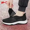 Zapatos de hombre para jalar, zapatos tradicionales de tela de Pekín, transpirables, suela suave, adecuados para pies anchos y pies grandes, zapatos para caminar para personas de mediana edad y mayores