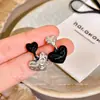 Pendientes Versátiles Plegados de Color Plateado y Negro Contrastante con Forma de Corazón Doble Corazón Diseño de Nicho Pequeños Elegantes Simples Pendientes de Alta Gama