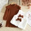 Ropa Infantil Estilo Europeo y Americano para Niñas 2025 Otoño e Invierno Nuevo Conjunto de Dos Piezas con Vestido de Cuello Alto de Manga Larga Acanalado y Chaleco de Felpa