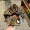 Scrunchie Xadrez Vintage com Botão e Toque de Luxo, Versátil para o Dia a Dia, Adequado para Rabos de Cavalo e Coques, Acessório de Cabelo para Mulheres