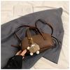 Bolsa pequena retrô feminina 2024 nova bolsa crossbody para todos os jogos outono e inverno na moda super quente bolsa de travesseiro portátil