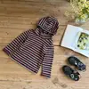 Roupas Infantis Unissex Primavera e Outono Camiseta Bebê Estilosa Personalidade Infantil Tendência Estilo Coreano Bloco de Cores Listrada Com Capuz Camisa Base Fashion
