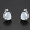 Pendientes de calcedonia blanca de imitación al por mayor de fábrica, pendientes de jade blanco Hotan de imitación con temperamento vintage, pendientes de microdiamantes chapados en platino.