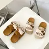Lindos zapatos de mujer estilo Birkenstock de dibujos animados, nueva colección primavera/otoño 2026, sandalias sin cordones con lazo y diseño de pez gato, disponibles en estilos a juego para padres e hijos