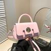 Bolsa popular feminina deste ano 2025, nova bolsa pequena e fresca para mulheres, moda versátil, bolsa carteiro, temperamento, bolsa quadrada pequena e portátil