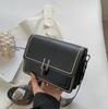 Bolsa Quadrada Pequena Texturizada Retro Popular Feminina 2025 Nova Simples Elegante Bolsa de Ombro com Alça Larga Bolsa Transversal Casual