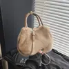 Bolsa de ombro única de pelúcia com toque requintado de outono inclinado 2026 feminina crossbody nova moda coelho bolsa com pingente simples