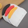 Cortador de fideos de acero inoxidable raspador doméstico raspador de crema con escala herramientas para hornear harina arroz cortador de galletas de copo de nieve