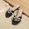Sandalias de Playa de Suela Suave de Tacón Medio Verano 2026 con Hebilla Dorada Pequeña de Punta Abierta Estilo Coreano Chanclas de Tacón de Una Tira para Mujer