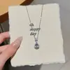 Diseño versátil de lujo ligero, collar con colgante de lágrima azul totalmente incrustado de alta gama, accesorio para el cuello de cadena para clavícula fresco y etéreo