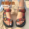 Sandálias Plus Size Femininas Novas Sandálias de Solado Grosso Combinação de Cores Velcro Estilo Étnico Europeu e Americano Femininas de Praia 36-43 Tamanho Grande
