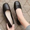 Sandalias de moda con diseño calado y suelas suaves antideslizantes, tacón bajo, transpirables, zuecos casuales y cómodos para el verano de 2026