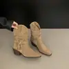 Botas Chuyuji Vintage com Fivela em Camurça Plissada Slouch para Mulheres, Novo Modelo Outono/Inverno 2026, Corte em V, Perna Larga, Salto Grosso