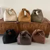 Bolsa casual nuvem com uma vibe descontraída, bolsa feminina estilo executiva, nova bolsa de mão tendência e única simples para mulheres primavera-verão 2026