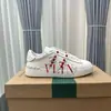 Nuevos Zapatos Deportivos Blancos Versátiles de Estilo Europeo de Primavera Zapatos Blancos Casuales de Lujo con Tachuelas Unisex de Caña Baja Zapatos Transfronterizos