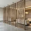 Tela de aço inoxidável em formato de folha de ginkgo, divisória vazada em ouro rosé, tela decorativa de metal para escritórios de vendas e lobbies de hotel, projeto arquitetônico