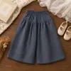 Pantalones de pierna ancha con estampado floral para niñas, gris oscuro con lunares pequeños, cintura elástica, pantalones casuales cómodos y versátiles para el uso diario.