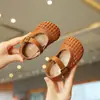 Zapatos Pequeños de Cuero para Niñas, Zapatos Tejidos de Punta Redonda, Sandalias de Verano Huecas Transpirables, Zapatos Planos Infantiles 2025, Hebillas, Versátiles y Modernos