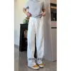 Calça de moletom bordada estilo americano com corte curvo para homens, apresentando um design solto de perna larga, um caimento relaxado e uma silhueta de perna reta, perfeita para o outono