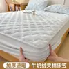 Sábana Acolchada de Terciopelo de Leche para Invierno Individual 2026 Nueva Cubre Cama de Terciopelo Coral Juego de Tres Piezas Protector de Colchón Engrosado
