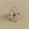 Anillo floral hueco de estilo francés suave para mujer, anillo floral vintage de nicho de lujo ligero de alta gama para el dedo índice