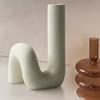 Estilo Nórdico Minimalista Tubo Curvado Geométricamente Retorcido Jarrón de Cerámica en Blanco Ornaments Jarrón Creativo Celebridad de Internet Decoraciones para el Hogar