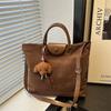 Bolso de mano de ante para mujer, nuevo bolso de hombro vintage Maillard de otoño e invierno de 2024, bolso bandolera de gran capacidad.
