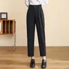 Pantalones de traje cropped plisados en caqui y negro, pantalones tipo harén holgados y estilizados, adecuados para ir al trabajo, con un diseño fluido y casual