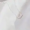 Colar de Pérolas Artificiais Feminino Nicho Corrente de Colar Luxo Leve Elegante Versátil Acessórios de Outono e Inverno Moda Simples Pingente de Quatro Pérolas