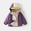 Jaqueta Bebê Jingqi Outono e Inverno 2025 Nova Roupa Infantil Três em Um Top com Capuz de Inverno para Crianças