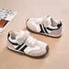 Tenis para niños 2025 estilo coreano primavera y otoño nuevos versátiles modernos zapatos de entrenamiento alemanes niños y niñas moda para bebés zapatos Forrest Gump