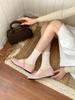 Sapatos de Salto Único Estilo Celebridade da Internet Modelo Novo Primavera 2025 Sapatos Baixos da Moda com Tachas para Mulheres Confortáveis Sola Macia Sapatos Casuais Não Cansativos