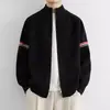 Suéter Cardigan Listrado Color Block Americano com Gola Alta para Homens e Mulheres Outono/Inverno Retrô Sensação de Alto Padrão Zíper Duplo Malha Outerwear