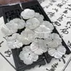 25mm Concha Rosa Cuatro Colores Natural Rosa Mariposa Concha Camelia Flor Tallada Pendientes Broche Accesorios Concha Material DIY
