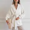 Casaco Branco Elegante e Fashionável de Pele Sintética Europeu e Americano para Mulheres Inverno 2025 Estilo Preguiçoso Acolchoado Casaco de Fora Comprimento Médio