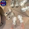 Tênis 'dad shoes' femininos de sola grossa, novo modelo outono 2026, sapatos esportivos casuais versáteis que aumentam a altura, sapatos femininos estilosos e que afinam os pés
