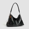 Bolsa de Ombro Hobo Grande Feminina GDCK Preta em PU Macio com Pingente