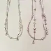 El collar de perlas roto que se derrama del cuello se puede ajustar en longitud y envolver alrededor del collar de estilo dorado.