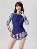 Maiô Dupla Peça com Manga Longa e Proteção Solar, Novo Estilo para Mulheres, Emagrecimento e Valoriza a Silhueta, com Patchwork Estampado e Zíper, Design Conservador para Férias em Fontes Termais