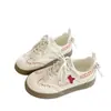 Sapatos Femininos Versáteis de Alto Acabamento, Tendência Chinesa Moda Nova Temporada 2026 Tênis Esportivos Leves que Aumentam a Altura para Mulheres