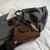 Otoño e Invierno 2025 Diseño de Nicho Color Contrastante Nuevo Bolso de Moda para Mujer Estilo Retro Bolso de Axila Bolso Personalizado de Hombro en Forma de Media Luna