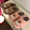 Chinelos de casa de urso de desenho animado squishy para mulheres 2026 novos chinelos de algodão quentes de pelúcia antiderrapantes internos para homens