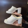 Sandálias Femininas para Exterior 2026 Nova Coleção Primavera/Verão Salto Alto Slip-On Salto Grosso Plataforma Branca Impermeável Chinelos Femininos