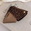Clip de Triángulo de Cuero con Estampado de Leopardo Clásico de Lujo Accesible Retro Pinza para el Cabello Elegante con Estilo Pinza de Tiburón Versátil en la Parte Posterior de la Cabeza