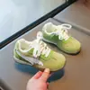 Zapatos para niñas 2026 modelo nuevo primavera y otoño, zapatillas de entrenamiento de malla transpirable para niños, zapatillas ligeras de suela blanda para niñas y niños