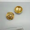 Novo Casaco Jaqueta de Alto Padrão Estilo Pequena Fragrância Costurado à Mão com Decoração de Metal e Quatro Botões Redondos Dourados com Diamantes