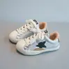 Zapatos infantiles 2026 nueva colección de otoño: Tenis casuales para niñas con puntera de concha en morado, estilo coreano, y tenis para niños con estampado de estrellas