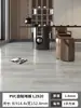 Piso autoadhesivo de PVC con veta de madera roja, adecuado para renovación de dormitorios, para cubrir pisos viejos y para uso doméstico general; duradero y resistente al desgaste